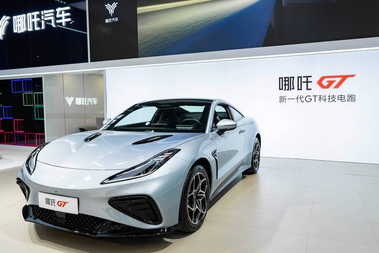 东莞157哪吒汽车在智能汽车领域的表现，领途汽车在新能源汽车市场中的影响力